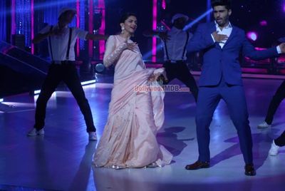 Deepika Padukone and Arjun Kapoor on show Jhalak Dikhhla Jaa 7