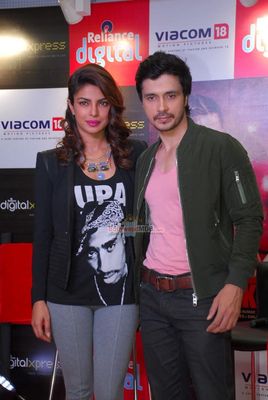 Priyanka Chopra and Darshan Kumar promote film \'Mary Kom\' at Reliance Digital Express