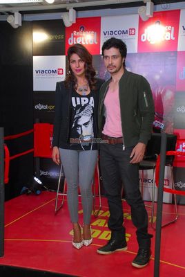 Priyanka Chopra and Darshan Kumar promote film 'Mary Kom' at Reliance Digital Express