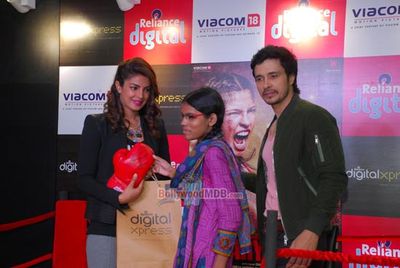 Priyanka Chopra and Darshan Kumar promote film 'Mary Kom' at Reliance Digital Express