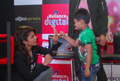 Priyanka Chopra and Darshan Kumar promote film 'Mary Kom' at Reliance Digital Express