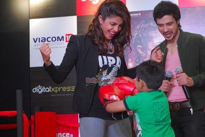 Priyanka Chopra and Darshan Kumar promote film 'Mary Kom' at Reliance Digital Express