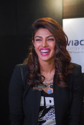 Priyanka Chopra and Darshan Kumar promote film 'Mary Kom' at Reliance Digital Express