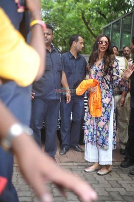 Deepika Padukone visits Siddhivinayak Temple for the success of film 'Finding Fanny'