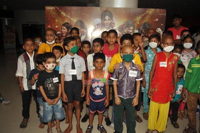Vivek Oberoi celebrates birthday at special screening of 'Mary Kom' with cancer suffering kids in association with Cancer Patients Aid Association