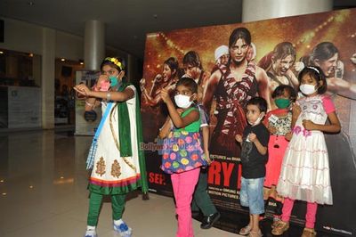 Vivek Oberoi celebrates birthday at special screening of 'Mary Kom' with cancer suffering kids in association with Cancer Patients Aid Association