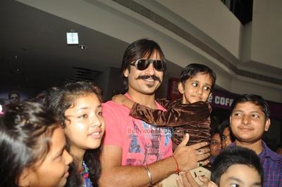Vivek Oberoi celebrates birthday at special screening of 'Mary Kom' with cancer suffering kids in association with Cancer Patients Aid Association