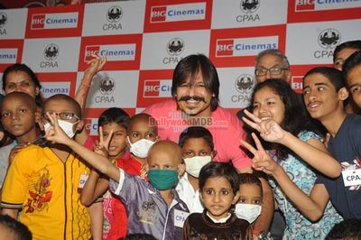 Vivek Oberoi celebrates birthday at special screening of 'Mary Kom' with cancer suffering kids in association with Cancer Patients Aid Association