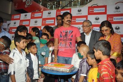 Vivek Oberoi celebrates birthday at special screening of 'Mary Kom' with cancer suffering kids in association with Cancer Patients Aid Association