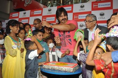 Vivek Oberoi celebrates birthday at special screening of 'Mary Kom' with cancer suffering kids in association with Cancer Patients Aid Association
