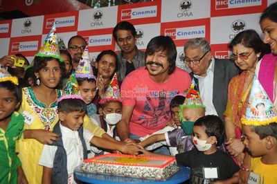 Vivek Oberoi celebrates birthday at special screening of 'Mary Kom' with cancer suffering kids in association with Cancer Patients Aid Association