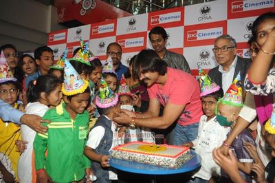 Vivek Oberoi celebrates birthday at special screening of 'Mary Kom' with cancer suffering kids in association with Cancer Patients Aid Association