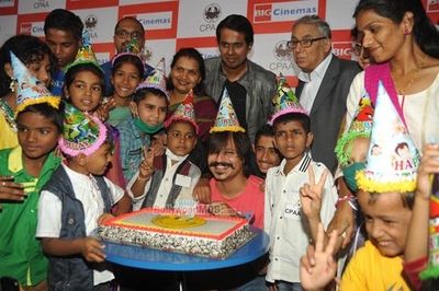 Vivek Oberoi celebrates birthday at special screening of \'Mary Kom\' with cancer suffering kids in association with Cancer Patients Aid Association