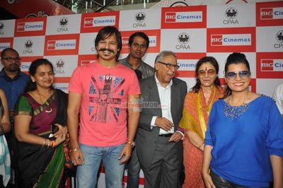 Vivek Oberoi celebrates birthday at special screening of 'Mary Kom' with cancer suffering kids in association with Cancer Patients Aid Association