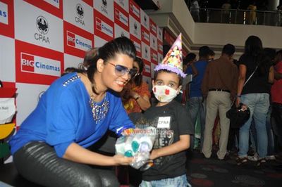 Vivek Oberoi celebrates birthday at special screening of 'Mary Kom' with cancer suffering kids in association with Cancer Patients Aid Association
