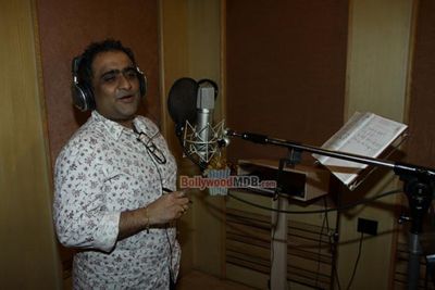 Sejal Sharma, Kunal Ganjawala, Deepansh Garg at promotional song recording of film 'Game Paisa Ladki'