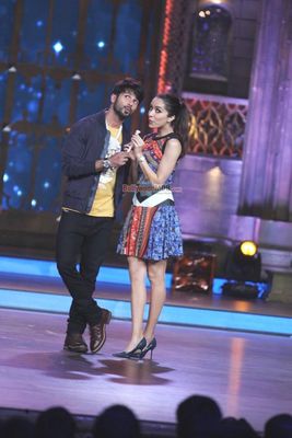Shahid Kapoor and Shraddha Kapoor promote film 'Haider' on India's Best Cine Stars Ki Khoj