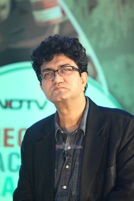 Amitabh Bachchan and Prasoon Joshi launch Dettol Banega Swachh India