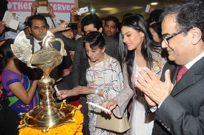 Kajol Devgn with Mother Tanuja Inaugurates Dr Bhupendra Awasthi's Hospital