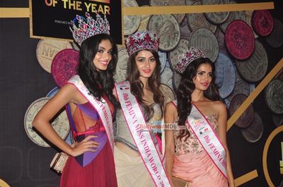 Shah Rukh Khan among Bolly Celebs at the Red Carpet of the 2nd edition of NRI Of The Year Awards