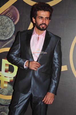 Shah Rukh Khan among Bolly Celebs at the Red Carpet of the 2nd edition of NRI Of The Year Awards