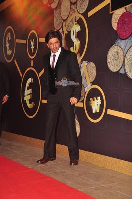 Shah Rukh Khan among Bolly Celebs at the Red Carpet of the 2nd edition of NRI Of The Year Awards