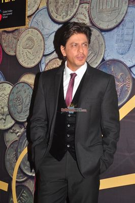 Shah Rukh Khan among Bolly Celebs at the Red Carpet of the 2nd edition of NRI Of The Year Awards