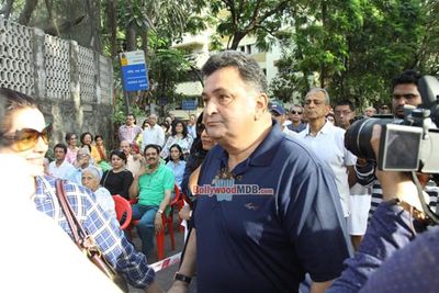 Rishi Kapoor among other celebs protests against BMC for giving Hawkers Zone in Pali Hill