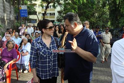 Rishi Kapoor among other celebs protests against BMC for giving Hawkers Zone in Pali Hill