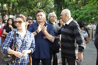 Rishi Kapoor among other celebs protests against BMC for giving Hawkers Zone in Pali Hill