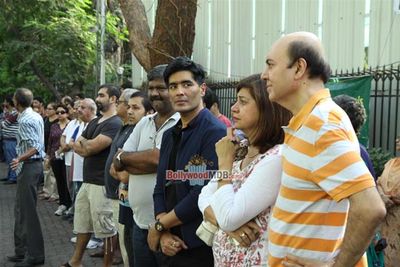 Rishi Kapoor among other celebs protests against BMC for giving Hawkers Zone in Pali Hill