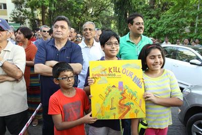 Rishi Kapoor among other celebs protests against BMC for giving Hawkers Zone in Pali Hill