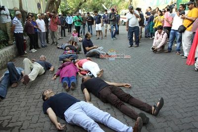Rishi Kapoor among other celebs protests against BMC for giving Hawkers Zone in Pali Hill