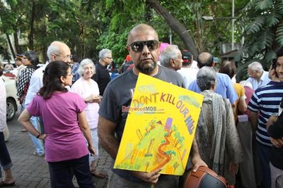 Rishi Kapoor among other celebs protests against BMC for giving Hawkers Zone in Pali Hill