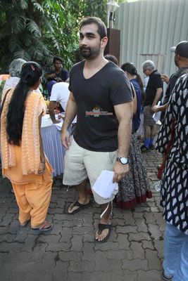 Rishi Kapoor among other celebs protests against BMC for giving Hawkers Zone in Pali Hill