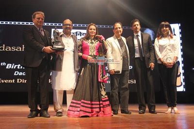 Shah Rukh Khan, Huma Qureshi, Tiger Shroff, among Bollywood Celebs honoured at the Dadasaheb Phalke Film Foundation Awards 2015