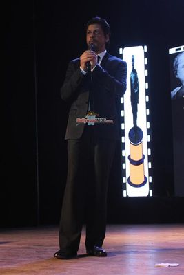 Shah Rukh Khan, Huma Qureshi, Tiger Shroff, among Bollywood Celebs honoured at the Dadasaheb Phalke Film Foundation Awards 2015