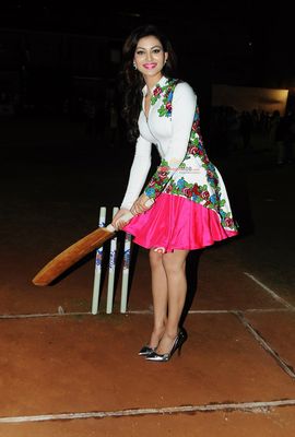 Urvashi Rautela, Evelyn Sharma, Mahakshay Chakraborty at the 'Twister Mitsui Shoji T-20 League Season-5'