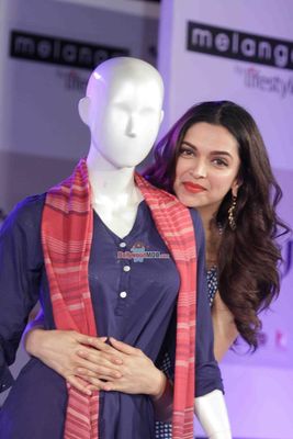 Deepika Padukone, Irrfan Khan, Shoojit Sircar at the showcase of Melange by Lifestyle's 'Piku' inspired ethnic collection