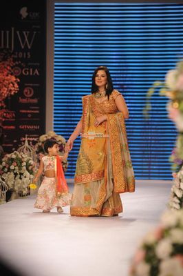 Urvashi Sharma walks the ramp at IIJW 2015