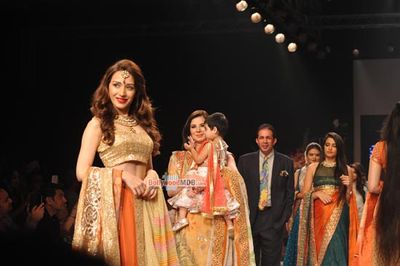Urvashi Sharma walks the ramp at IIJW 2015