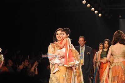 Urvashi Sharma walks the ramp at IIJW 2015