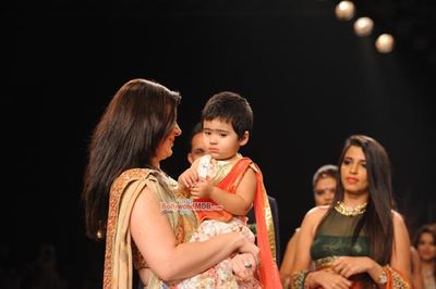 Urvashi Sharma walks the ramp at IIJW 2015