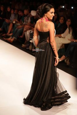 Shweta Salve displays creation of jewellery designers Avantika during India International Jewellery Week 2015