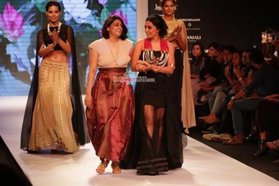 Shweta Salve displays creation of jewellery designers Avantika during India International Jewellery Week 2015