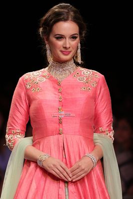 Evelyn Sharma displays creation of jewellery designers Dhruv during India International Jewellery Week 2015