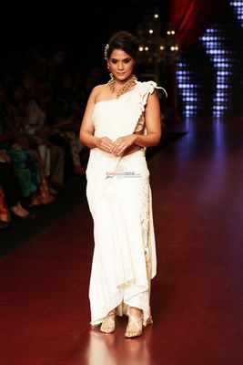 Richa Chadda displays the creation by Jewellery Designer Anand Shah by GSI