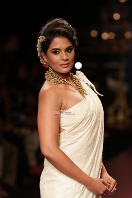 Richa Chadda displays the creation by Jewellery Designer Anand Shah by GSI