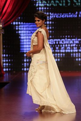 Richa Chadda displays the creation by Jewellery Designer Anand Shah by GSI