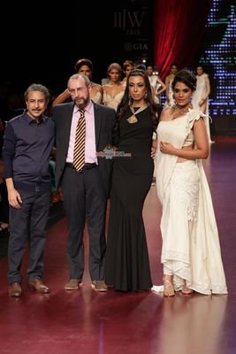 Richa Chadda displays the creation by Jewellery Designer Anand Shah by GSI